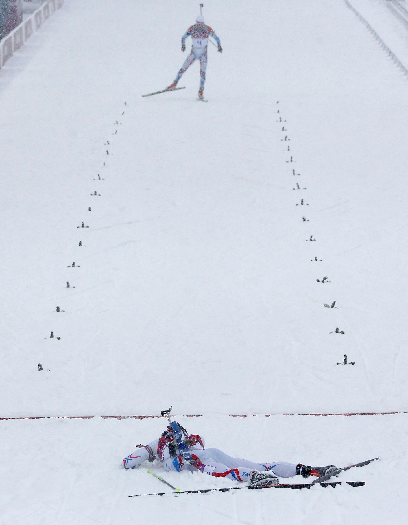 Soči 2014, biatlon hromadný start M: Martin Fourcade (vpředu) a Ondřej Moravec