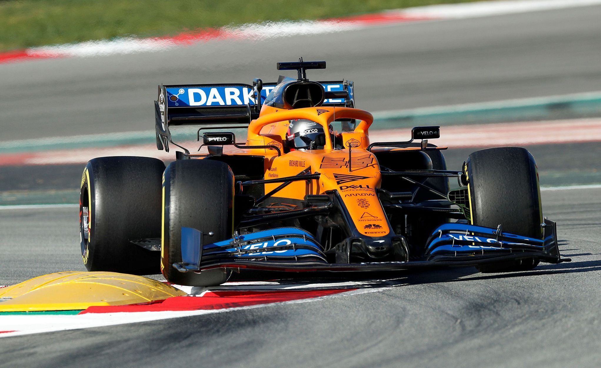 Carlos Sainz junior v McLarenu při testech F1 v Barceloně 2020
