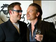 Bono s autorem knihy U2 o U2 Neilem McCormickem