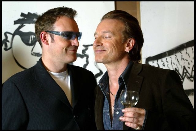 Bono s autorem knihy U2 o U2 Neilem McCormickem