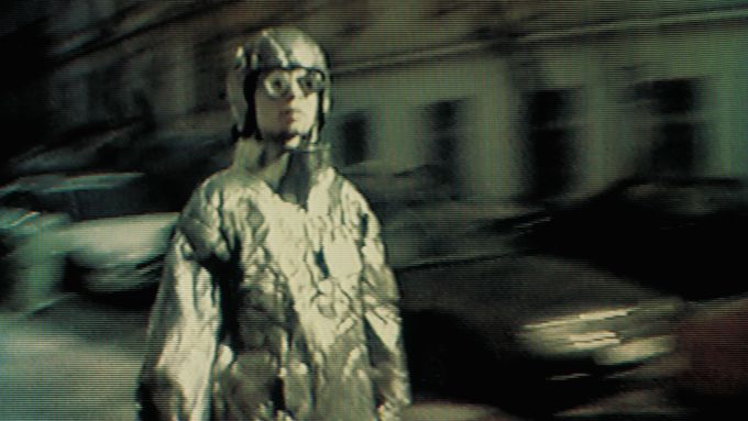 Krištof Kintera kvůli Plumbařovi v roce 1995 uspořádal performance, kdy postava ve stříbrné kombinéze alegoricky bloumala komunikačně přehlceným světem.