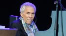 Burt Bacharach na snímku z roku 2016 během hudebního vystoupení na festivalu 'Love Supreme' v Glynde ve Velké Británii.