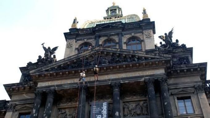 Horolezci kontrolovali stav soch nad tympanonem budovy Národního muzea v Praze.