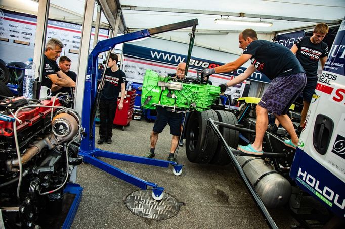 Mechanici Buggyry na závodě ME tahačů na Hungaroringu 2019