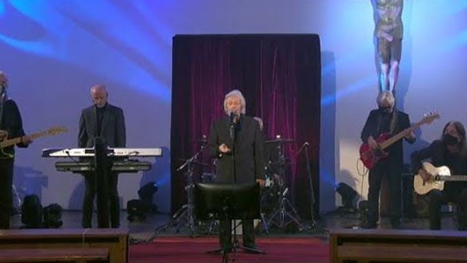 Václav Neckář a Bacily vloni 28. října na ekumenické slavnosti zahráli Suzanne od Leonarda Cohena.