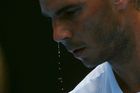 Druhý den Australian Open opět nabídl teploty výrazně nad 30 stupňů Celsia a spoustu zajímavých bitev. Rafael Nadal vypotil litry, ale zápas úvodního kola zvládl s přehledem. Podívejte se.