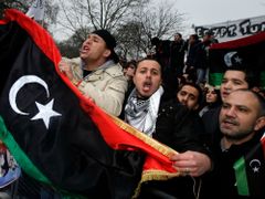 Protest před libyjským velvyslanectvím v Londýně.