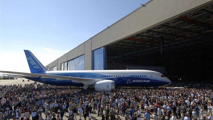 Boeing 787 Dreamliner při slavnostním představení.
