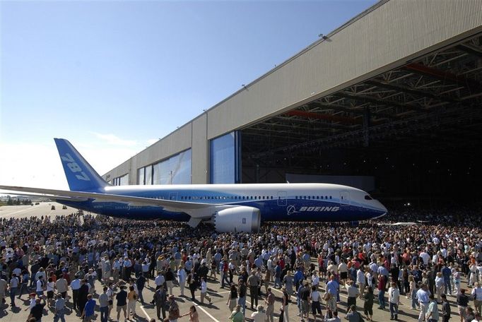 Boeing 787 Dreamliner při oficiálním představení.