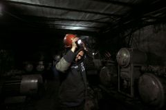 Ukrajina nemá na přežití zimy uhlí. Od separatistů ho nechce