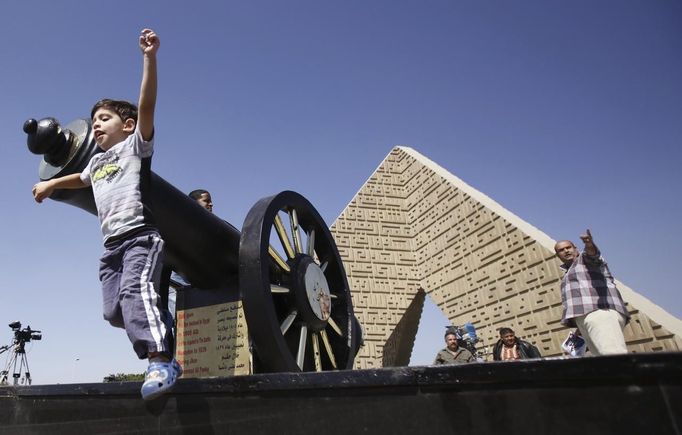 A boy plays at the tomb of late President Anwar Sadat during the 40th anniversary of Egypt's attack on Israeli forces in the 1973 war, at Cairo's Nasr City district, October 6, 2013.