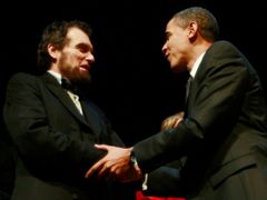 Obama se zdraví s imitátorem Abrahama Lincolna při příležitosti znovuotevření Fordova divadla, kde byl Lincoln v roce 1865 zavražděn