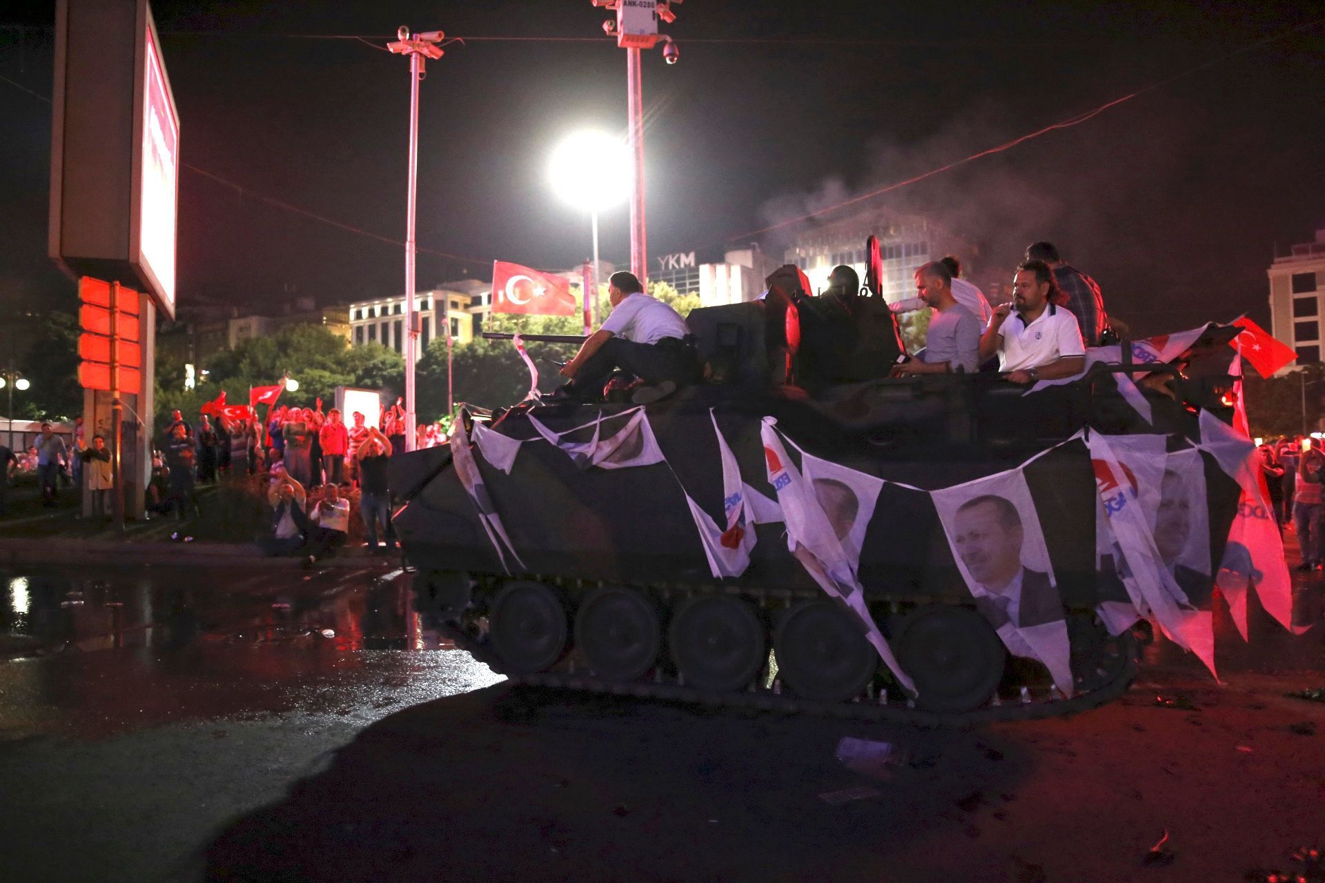 Příznivci prezidenta Recepa Tayyipa Erdogana sedí na tanku projíždějícím ulicemi Ankary