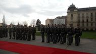 Čestná stráž očekávající izraelského premiéra. Netanjahu přijel do Prahy v době, kdy se Nečasova vládní koalice otřásá v základech. Myšlenky na vládu ho jistě provázely i během vrcholného jednání s izraelským politikem. K připomínce české politické reality stačil také pohled za čestnou stráž. V rohovém baráku v pozadí totiž bydlí šéf Věcí veřejných Vít Bárta.