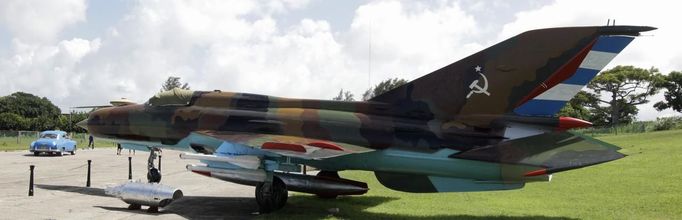 A taxi drives beside a MIG-21 fighter at a site displaying other Soviet-made Cold War relics at La Cabana fortress in Havana October 13, 2012. The 13-day missile crisis began on Oct. 16, 1962, when then-President John F. Kennedy first learned the Soviet Union was installing missiles in Cuba, barely 90 miles (145 km) off the Florida coast. After secret negotiations between Kennedy and Soviet Premier Nikita Khrushchev, the United States agreed not to invade Cuba if the Soviet Union withdrew its missiles from the island. Picture taken October 13, 2012. REUTERS/Desmond Boylan (CUBA - Tags: POLITICS MILITARY ANNIVERSARY SOCIETY TRANSPORT) Published: Říj. 16, 2012, 3:34 dop.