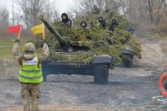Ruská armáda před branami Ukrajiny i drama ve Francii. Co čeká svět v roce 2022