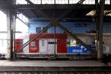 První dokončený vůz vlaku, který by měl jako multimediální výstava putovat od nádraží k nádraží, včera jeho autoři představili novinářům v Praze.