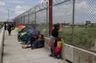 V USA zadrželi na demonstraci u hranice s Mexikem dvaatřicet lidí