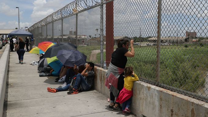 Migranti uvízlí na hranici mezi Mexikem a USA. Červen 2018.