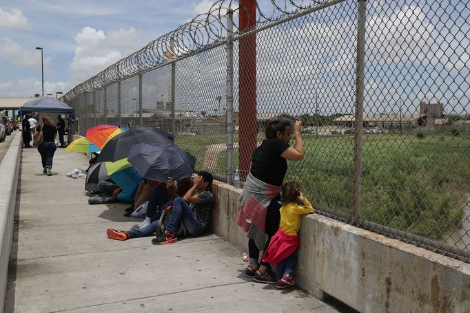 Migranti uvízlí na hranici mezi Mexikem a USA. Červen 2018.