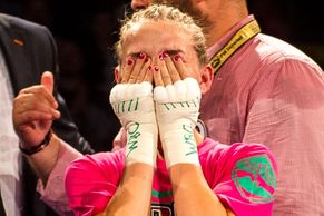 Tvrdé rány, dominance i dojetí. Tak se česká boxerka Bytyqi stala mistryní světa WBC
