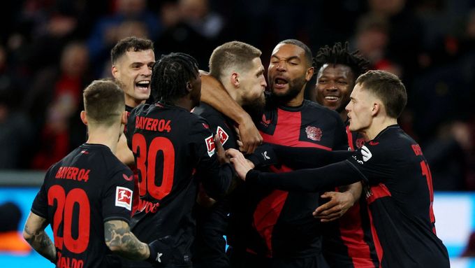 Radost fotbalistů Leverkusen v zápase proti Mohuči.