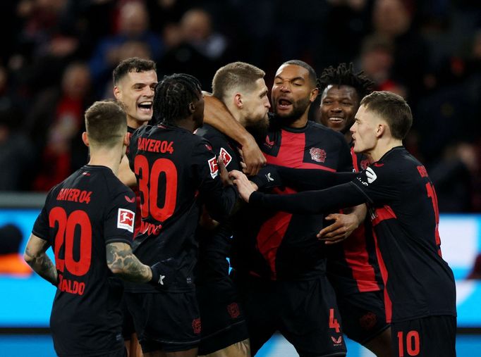 Radost fotbalistů Leverkusen v zápase proti Mohuči.