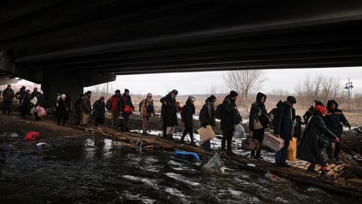 Evakuace obyvatel z města Irpiň u Kyjeva.