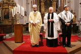 Na závěr letošní konference se vpodvečer sešli v kostele u svatého Salvátora představitelé tří abrahámských náboženství - imám Mohamed Bashar Arafat, anglikánský kněz David Martin a rabín Aaron T. Wolf (zleva doprava).
