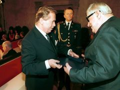 V říjnu 2000, pět dní před svou smrtí, Klement Lukeš převzal z rukou tehdejšího prezidenta Václava Havla vyznamenání za zásluhy o stát.
