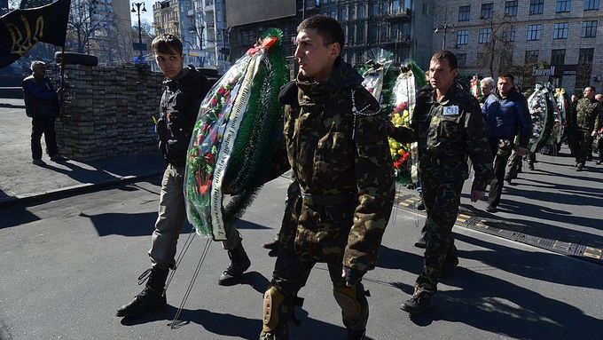 FOTO Majdan má své hrdiny. Kyjevané se loučí s padlými