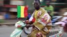 A man rides his motorbike displaying a Malian and a French flag in Bamako January 20, 2013. French troops in armoured vehicles advanced on Sunday towards a central Malian town abandoned by Islamist rebels after days of air strikes, moving cautiously for fear of guerrilla-style counterattacks by the al Qaeda-linked fighters. REUTERS/Eric Gaillard (MALI - Tags: CIVIL UNREST CONFLICT POLITICS SOCIETY TRANSPORT) Published: Led. 20, 2013, 8:02 odp.