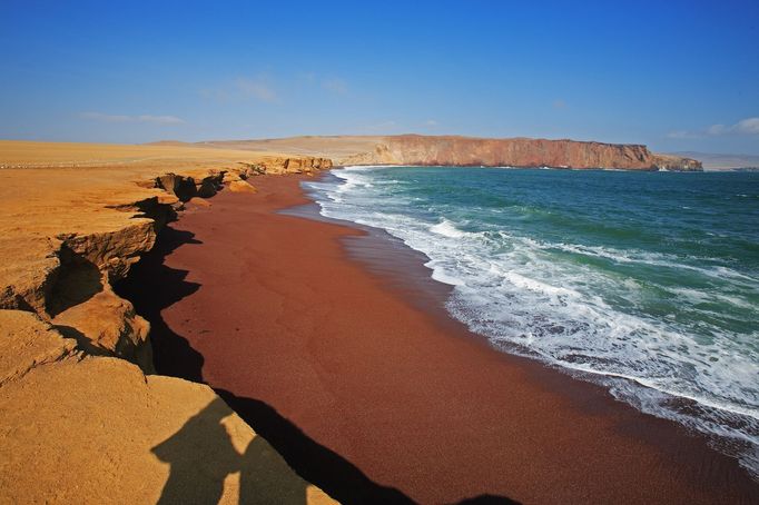 Typická pouštní krajina v Národní rezervaci Paracas.