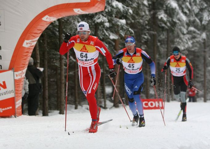 Nor Tord Asle Gjerdalen vede skupinku lyžařů ve stoupaní. Dnes doběhl osmnáctý, celkově je ale v Tour de Ski druhý za Bauerem se ztrátou 2 minut a 7 vteřin.