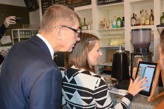 Servírka pražské kavárny Neustadt Marie Sojková ukazuje ministru financí Andreji Babišovi, jak rychle zvládá vytisknout účtenku EET.
