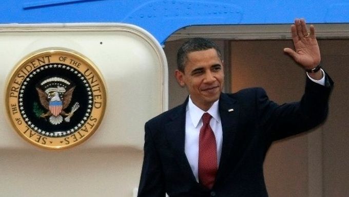 Obama na letišti v Tokiu. Před cestou vyloučil, že by jako první úřadující prezident USA navštívil Hirošimu a Nagasaki. Prý to má ale v úmyslu někdy v budoucnu.