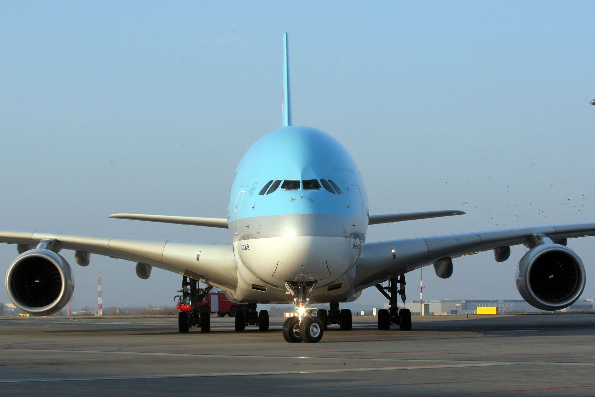 Airbas 380 přistál v Praze