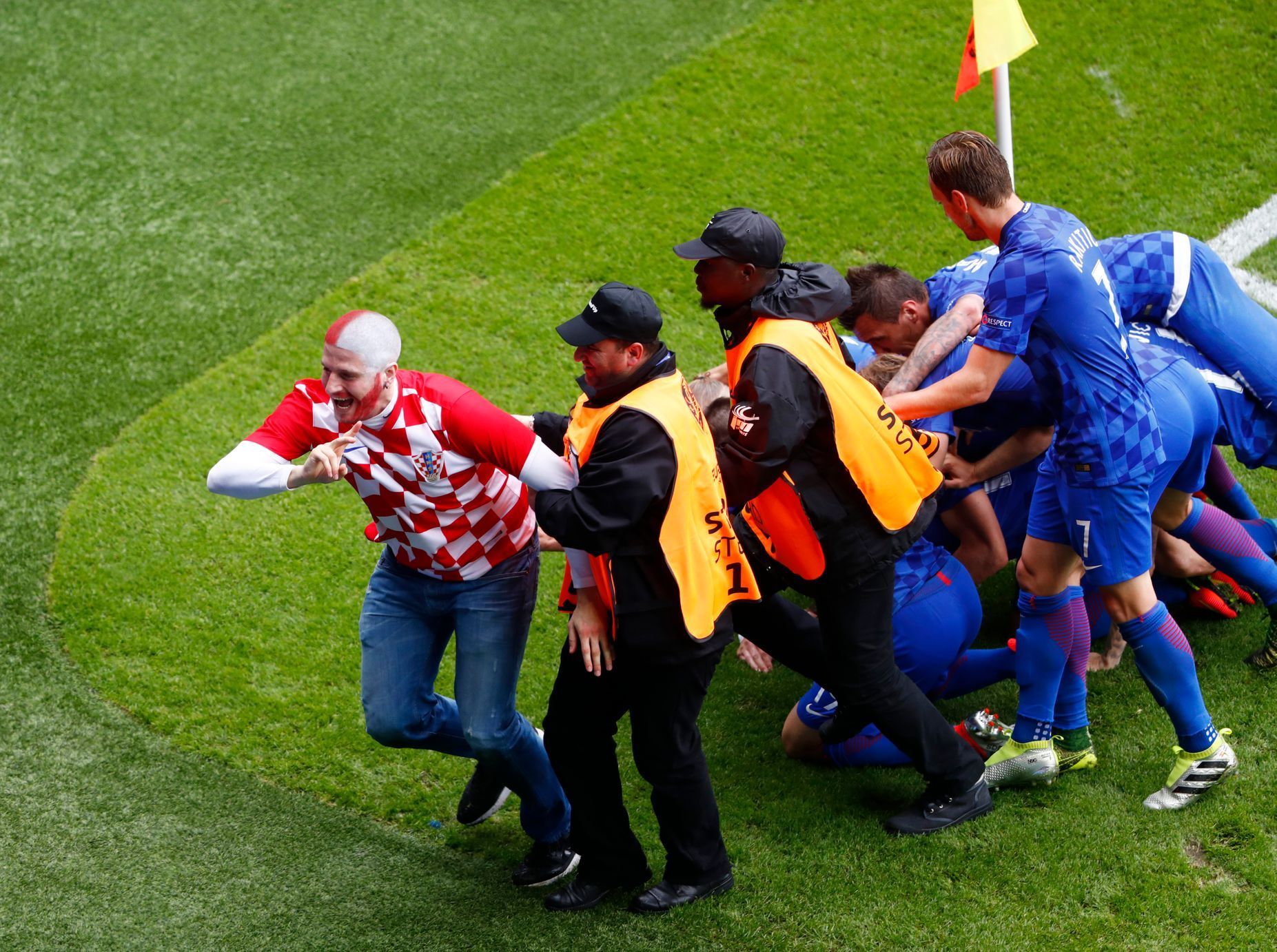 Euro 2016: Turecko-Chorvatsko: chorvatský fanoušek vnikl na hřiště