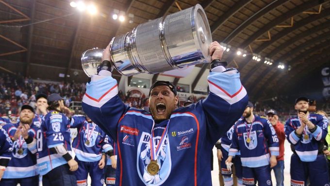 Vlastimil Lakosil v posledních letech procestoval hokejovou Evropu, ale dosud jediný titul získal v klubu, kam se vždy rád vracel. A sice ve slovenské Nitře v roce 2016.