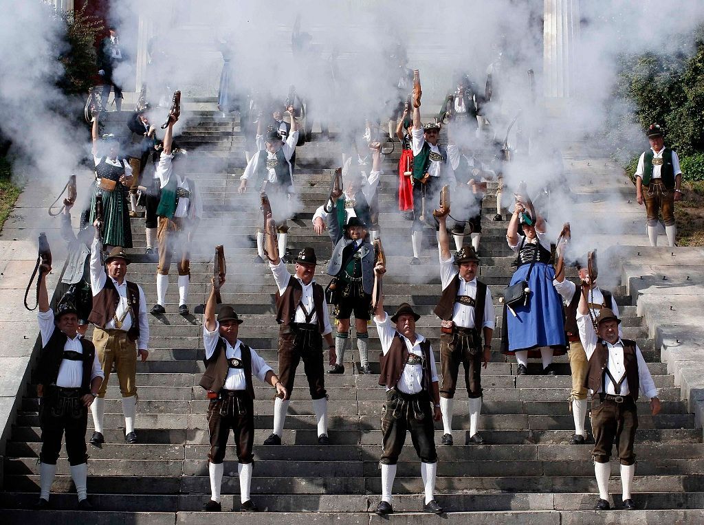 Střelci v tradičních bavorských krojích střílejí u příležitosti Oktoberfestu
