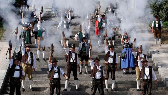 Střelci v tradičních krojích oslavují konec Oktoberfestu.