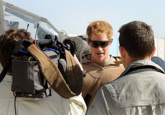 Britain's Prince Harry speaks during an interview with media at Camp Bastion, southern Afghanistan in this photograph taken November 1, 2012, and released January 21, 2013. The Prince, who is serving as a pilot/gunner with 662 Squadron Army Air Corps, is on a posting to Afghanistan that runs from September 2012 to January 2013. Photograph taken November 1, 2012. REUTERS/John Stillwell/Pool (AFGHANISTAN - Tags: MILITARY POLITICS SOCIETY MEDIA ROYALS CONFLICT) Published: Led. 21, 2013, 7:55 odp.