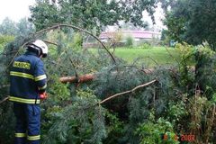 Česko zasáhl silný vítr: nebezpečí i práce pro hasiče