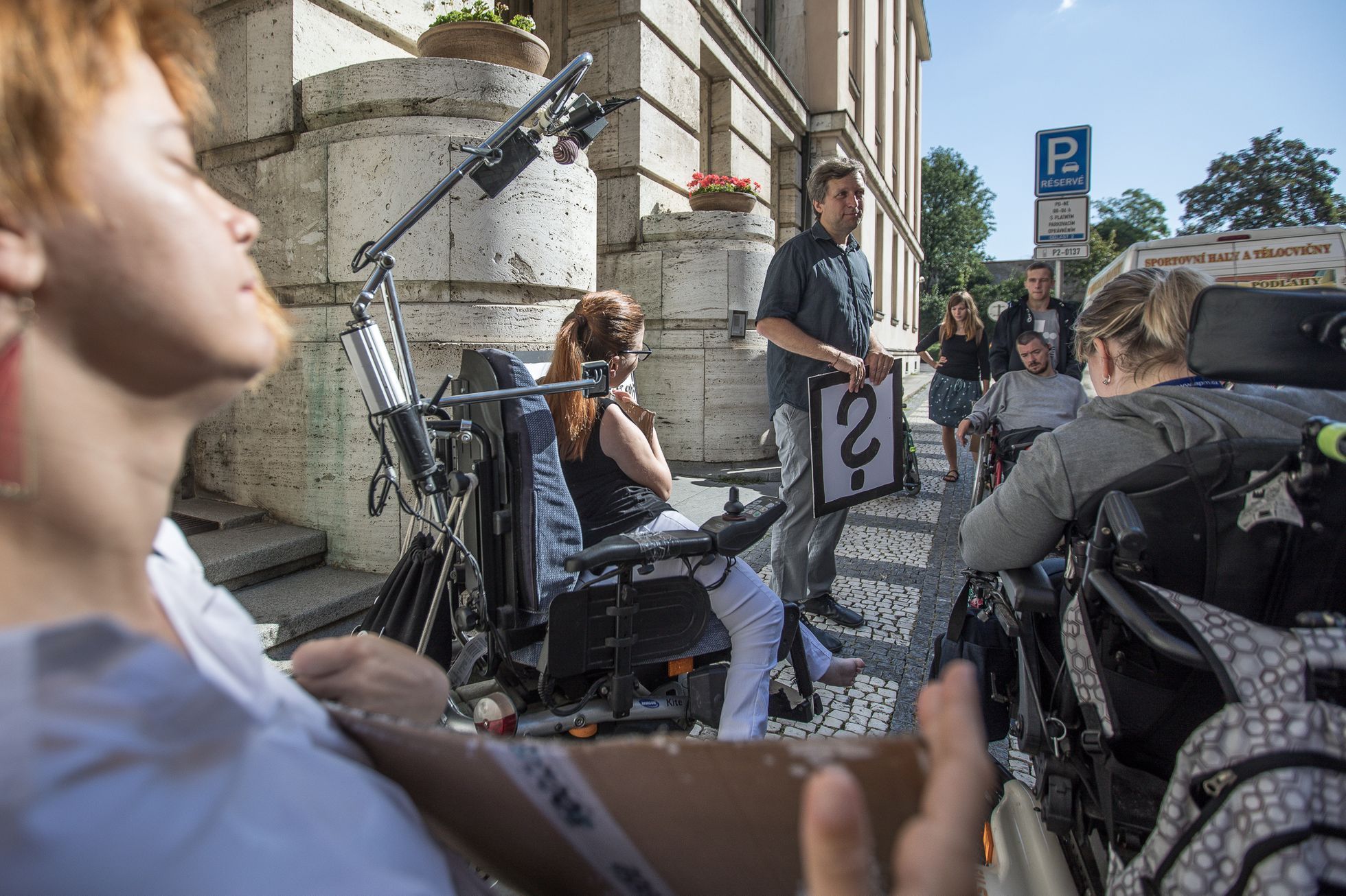 Happening Asistence před Ministerstvem práce a sociálních věcí MPSV - Erik Čipera, vozíčkář, hendikepovaní