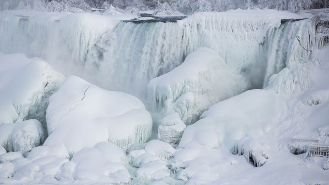 Foto: Rekordní mrazy v Americe. Niagarské vodopády zamrzly