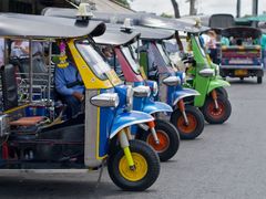 Tuk-tuk, tradiční thajské vozítko pro rychlou přepravu po celém městě. Přeprava je výrazně levnější, než s klasickým taxíkem.