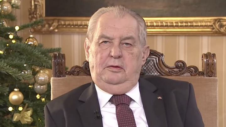 Zeman se nechá očkovat za týden, radí to i Klausovi. Občany vyzval, ať ještě vydrží