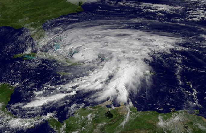 October 25, 2012. As the hurricane makes its way toward the eastern seaboard of the United States, disaster experts and meteorologists warn that the mid-Atlantic and Northeastern states face dangerous winds and heavy rains that could trigger flooding in the coming days. REUTERS/NOAA National Hurricane Center/Handout (UNITED STATES - Tags: SCIENCE TECHNOLOGY ENVIRONMENT) FOR EDITORIAL USE ONLY. NOT FOR SALE FOR MARKETING OR ADVERTISING CAMPAIGNS Published: Říj. 25, 2012, 7:08 odp.