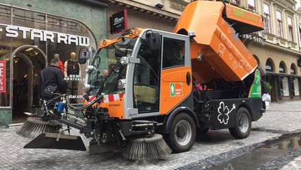 Zametat ulice v centru Prahy budou poprvé elektrická vozítka