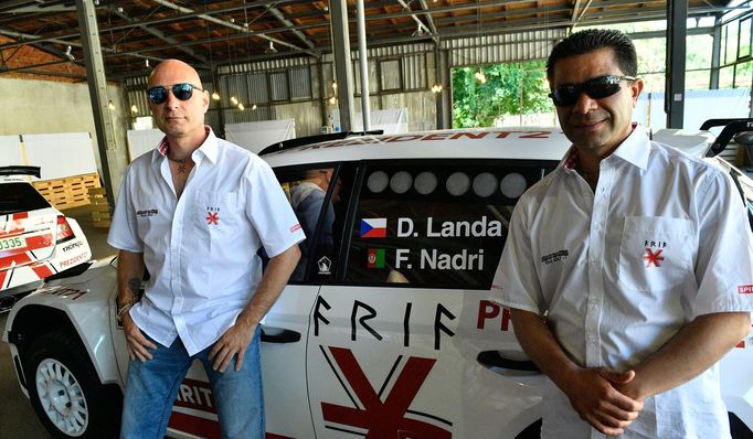 Daniel Landa (vlevo) a jeho spolujezdec Fawad Nadri před startem na rallye v Íránu.